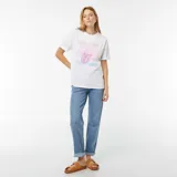Remera blanca de algodón con estampado frontal de la lengua de The Rolling Stones y texto en color rosa y celeste.