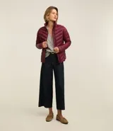 Campera puffer ultraligera color marrón, confeccionada en poliamida acolchada, con cuello alto y cierre por cremallera. Incluye bolsita con cordón.