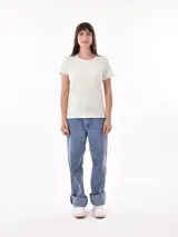 Remera negra de algodón con estampado frontal de la palabra "MERCI" en letras delineadas con colores del arcoíris.