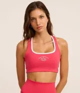 Top deportivo rosado de microfibra con escote nadador, copa desmontable, estampado frontal con la frase "athletics new york city" y vivos blancos en escote y sisas.