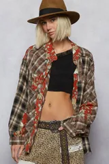 Camisa de manga larga con cuello y corte relajado, confeccionada en tela a cuadros con parches de patrón en bloques de color y lavado vintage.