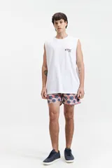 Musculosa blanca de algodón con corte oversize y cuello redondo. Estampado pequeño con el logo de la marca en el pecho.