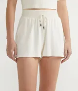 Short de viscosa color crudo, con cintura alta elástica y cordón de ajuste.
