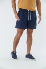 Short de baño celeste liso, con cintura elástica ajustable con cordón negro, dos bolsillos delanteros y uno trasero.