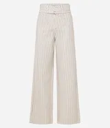 Pantalón wide leg de cintura alta con rayas verticales, bolsillos y cinturón fino de tela.