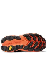 Zapatillas de trail running de color negro con detalles en naranja, diseñadas para terrenos irregulares.