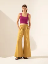 Top negro ajustado con diseño de hilado neto, breteles anchos y longitud hasta la cintura.