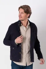 Campera de gamuza con cuello de lana, botones en la parte delantera y bolsillos con solapa.