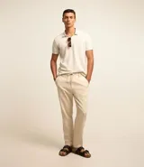 Pantalón relaxed color beige confeccionado en oxford de algodón, con trabillas en la cintura y cordón para lazo.