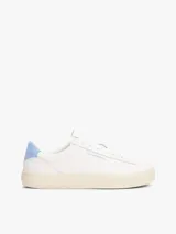Zapatillas blancas de cuero con cordones, suela cupsole color crema y talón celeste.