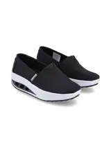 Zapatillas slip-on negras de tela canvas con elástico en el empeine y plantilla con memory foam.