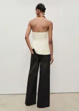 Pantalón de jean negro de corte wide leg, tiro bajo y cinco bolsillos.