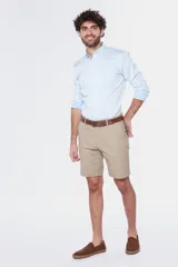 Bermuda de gabardina azul marino, corte recto, con bolsillos laterales y traseros.