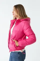 Campera puffer corta color fucsia, con cierre frontal y cuello alto.