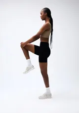 Short deportivo negro de tiro alto, corte ajustado y tejido acanalado.