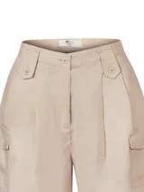 Short estilo bermuda de tiro alto color verde, confeccionado en lino orgánico, con pinzas y amplios bolsillos laterales.