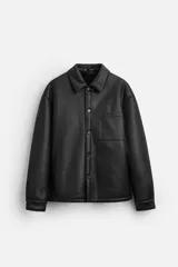 Sobrecamisa negra de efecto piel con interior de borreguillo a tono, corte relaxed fit, cuello solapa, manga larga con puño abotonado, bolsillos de plastrón en pecho y laterales, efecto lavado y cierre frontal con botones a presión.