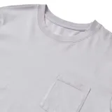 Remera violeta de manga corta con bolsillo en el pecho.