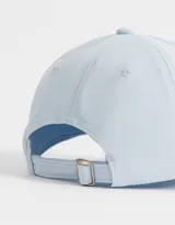 Gorra de gabardina celeste con bordado frontal de la frase "The Hamptons is Long Island".