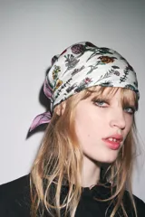 Pañuelo cuadrado de viscosa color blanco con estampado de flores multicolores y borde lila.
