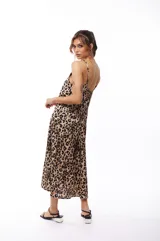 Vestido midi color crema con estampado floral en tonos borgoña, de breteles finos y escote en V.