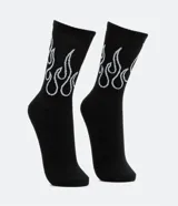Par de medias de caña alta negras con estampado de llamas blancas.