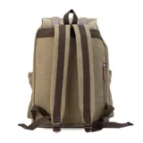 Mochila de tela canvas color verde oliva con tapa y detalles en símil cuero marrón. Cierre superior marinero, bolsillos internos, externos frontal, laterales y trasero con cierre. Asas rígidas, correas ajustables y espacio para laptop de 15".