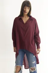 Camisa manga larga color borgoña, con cuello clásico, cierre frontal con botones y bajo irregular.