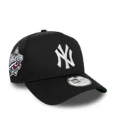 Gorro New Era negro con logo de los New York Yankees bordado en blanco en el frente y parche conmemorativo del campeonato World Series en el lateral.