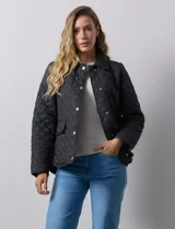 Campera capitoneada negra marca Weatherproof, con cuello con solapa, abertura central con botones metálicos, bolsillos delanteros y forro interno a tono.
