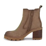 Bota de taco alto color beige, con diseño chic y acabado en gamuza.