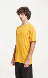 Remera básica de manga corta, calce regular slim fit, color azafrán (amarillo mostaza). Presenta un recorte en la espalda.