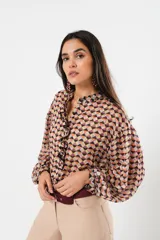 Camisa de gasa estampada traslúcida con diseño geométrico de rombos en tonos vibrantes, abotonado frontal y volado en la cartera.
