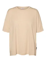 Remera beige de corte oversize, manga corta y cuello redondo.