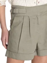 Short de tiro alto color verde oliva, confeccionado en lino orgánico, con cierre cruzado y hebillas en los costados. Incluye bolsillos y pinzas.