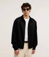 Campera marrón con cierre frontal, cuello inglés, bolsillos laterales y bajo con elástico. Presenta detalles de recortes en la parte superior. Marca Marfinno.