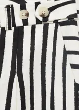 Pantalón de lino y algodón con estampado geométrico en blanco y negro, tiro medio, corte recto y largo.