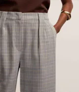 Pantalón de vestir de corte recto, con cintura alta, trabillas, pliegues, bolsillos y estampado de cuadros príncipe de gales.