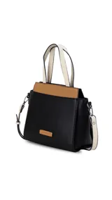 Cartera color beige con doble asa corta y correa larga extraíble. Tiene un bolsillo principal con cierre y varios bolsillos interiores.