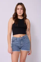 Short de jean azul con detalles de strass verticales y terminación desflecada.