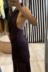 Top marrón de microtul, con cuello halter y corte fluido en el pecho. Diseño reversible.