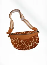 Riñonera color bronce con correa de cuero ajustable y cierre metálico.