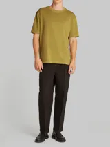 Remera color verde oliva de algodón con cuello redondo y logo bordado en el pecho.