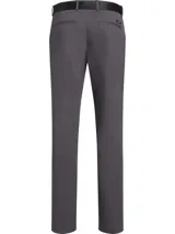 Pantalón chino de corte slim color gris, con cinturón negro con hebilla metálica con el logo de la marca. Confeccionado con al menos un 50% de algodón orgánico certificado.