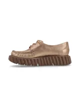 Zapato acordonado de cuero metalizado color dorado, con plataforma acanalada y plantilla de cuero.