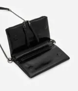 Cartera transversal mediana de poliuretano color negro, con cierre por imán, separadores con cremallera y asa de cadena.