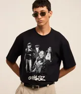 Remera negra de algodón con estampa del grupo musical Gorillaz.