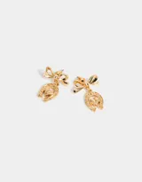 Aros colgantes dorados con cabezal de moño y dije de herradura con corazón.