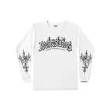 Remera blanca de manga larga con cuello redondo y estampado en negro con el logo de la marca en el pecho y diseños ornamentales en las mangas.