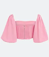 Blusa cropped color rosa con escote cuadrado y mangas cortas abullonadas.